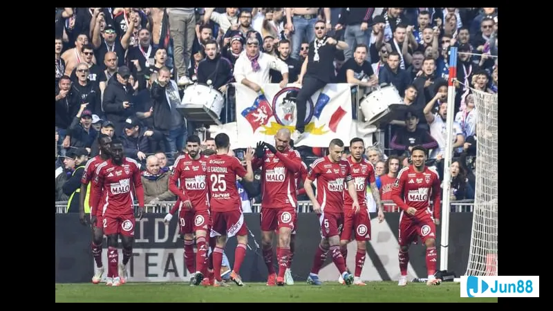 Cầu thủ mở tỷ số cho Angers bằng cú sút hiểm hóc từ ngoài vùng cấm Cầu thủ mở tỷ số cho Angers bằng cú sút hiểm hóc từ ngoài vùng cấm