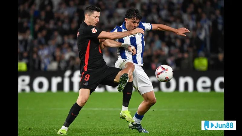 Cầu thủ Barca vượt qua cầu thủ Real Sociedad với tốc độ nhanh trên sân cỏ