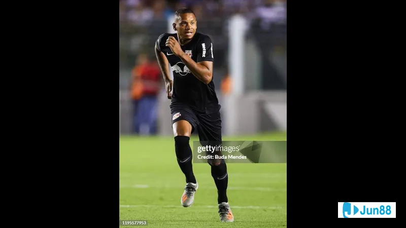 Cầu thủ Bragantino với bóng, đối mặt với sự áp đảo từ Santos Cầu thủ Bragantino với bóng, đối mặt với sự áp đảo từ Santos