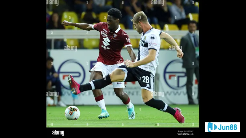 Cầu thủ Parma với sự quyết tâm vượt qua hậu vệ Torino để tiến tới khung thành đối phương Cầu thủ Parma với sự quyết tâm vượt qua hậu vệ Torino để tiến tới khung thành đối phương
