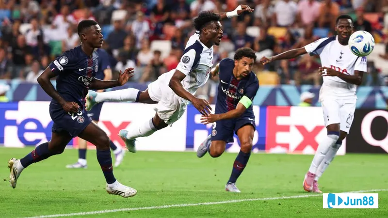 Hình ảnh hành động trong trận đấu giữa Tottenham và Villarreal