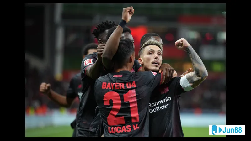 Cầu thủ của Bayer Leverkusen ghi bàn từ quả penalty trước PSV trong trận đấu quốc tế Cầu thủ của Bayer Leverkusen ghi bàn từ quả penalty trước PSV trong trận đấu quốc tế