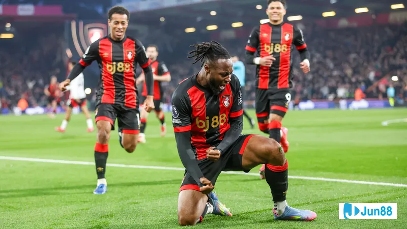 Cầu thủ của Bournemouth cướp bóng khỏi cầu thủ của Fulham trong một pha tranh chấp sôi động Cầu thủ của Bournemouth cướp bóng khỏi cầu thủ của Fulham trong một pha tranh chấp sôi…