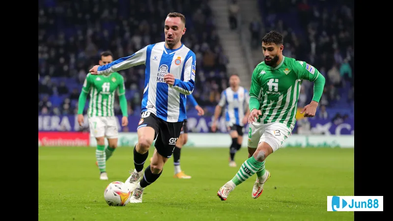 Cầu thủ Espanyol dùng kỹ thuật để vượt qua cầu thủ Real Betis trên sân cỏ Cầu thủ Espanyol dùng kỹ thuật để vượt qua cầu thủ Real Betis trên sân cỏ