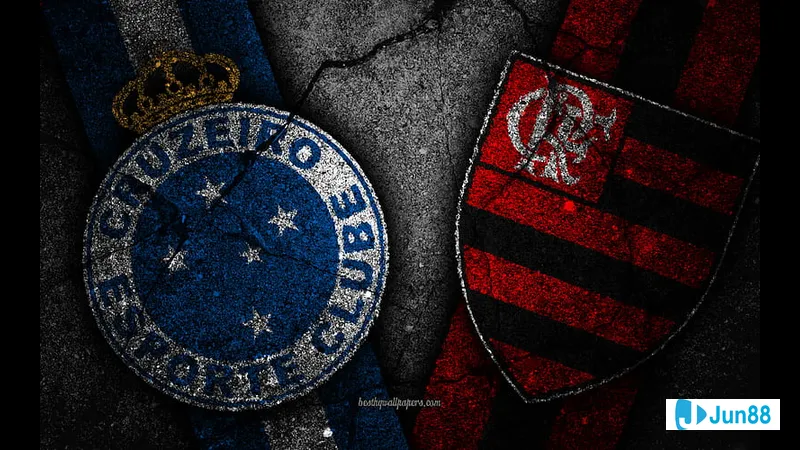 Cầu thủ Flamengo RJ vượt qua cầu thủ Cruzeiro trong trận đấu bóng đá Cầu thủ Flamengo RJ vượt qua cầu thủ Cruzeiro trong trận đấu bóng đá