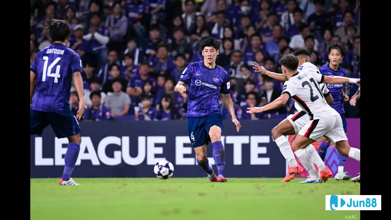 Cầu thủ của Sanfrecce Hiroshima dũng mãnh vượt qua cầu thủ Machida trong trận đấu Cầu thủ của Sanfrecce Hiroshima dũng mãnh vượt qua cầu thủ Machida trong trận đấu