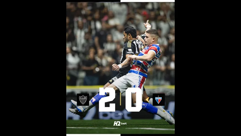 Cầu thủ Fortaleza với nỗ lực tuyệt vời vượt qua hậu vệ Atletico trong trận đấu quyết liệt.