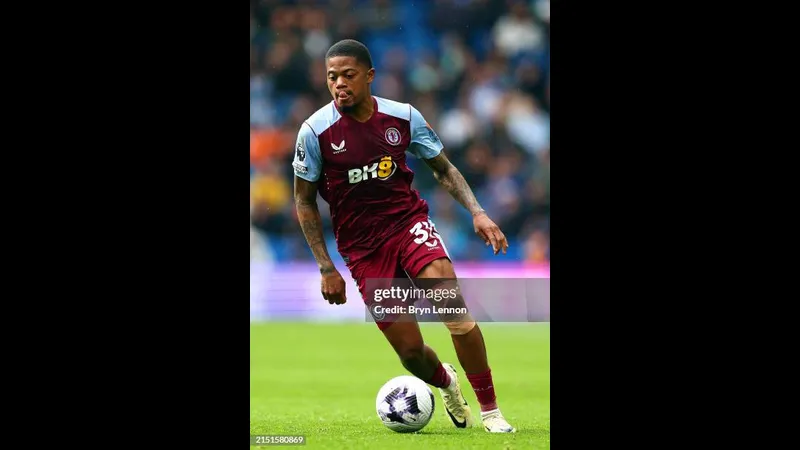 Cầu thủ Brighton với bóng đang chống chế Aston Villa trên sân cỏ Cầu thủ Brighton với bóng đang chống chế Aston Villa trên sân cỏ