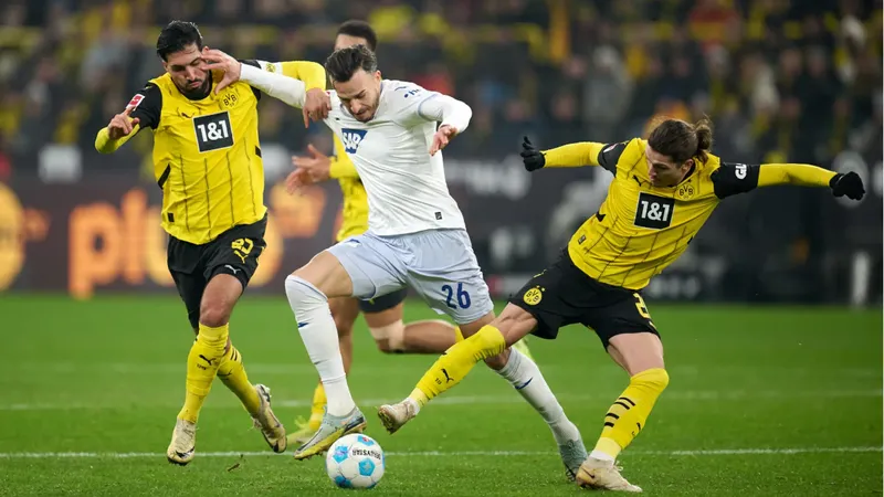 Cầu thủ Dortmund vượt qua hậu vệ Hoffenheim bằng kỹ thuật đi bóng tinh tế