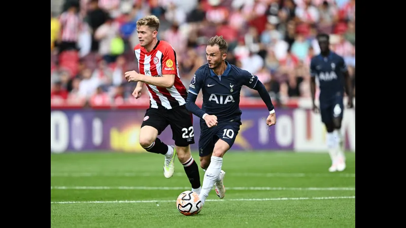 Cầu thủ Tottenham vượt qua cầu thủ Brentford trong trận đấu bóng đá