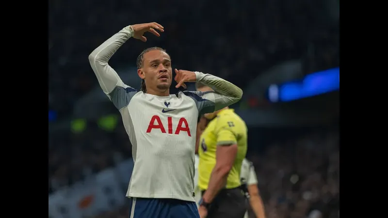 Cầu thủ Tottenham với sự quyết tâm nỗ lực vượt qua phòng ngự Slavia Prague trên sân cỏ