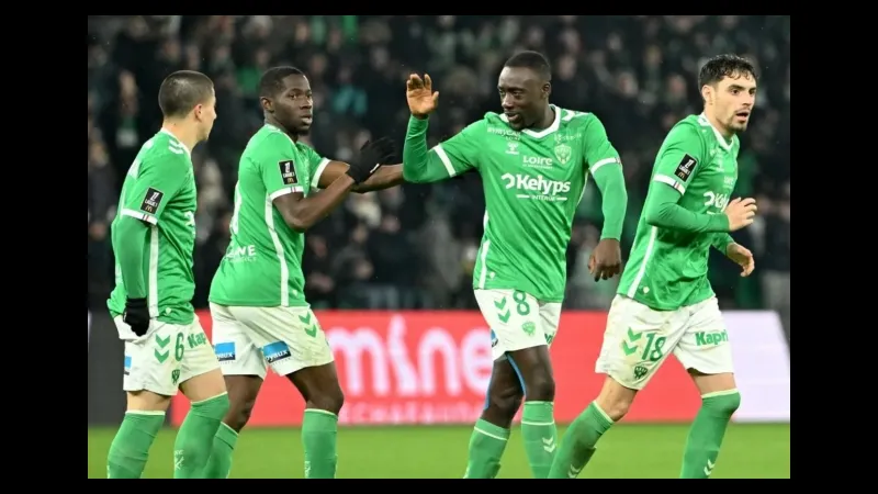 Cầu thủ của Stade de Reims và Saint tạo ra cơ hội ghi bàn trong trận đấu