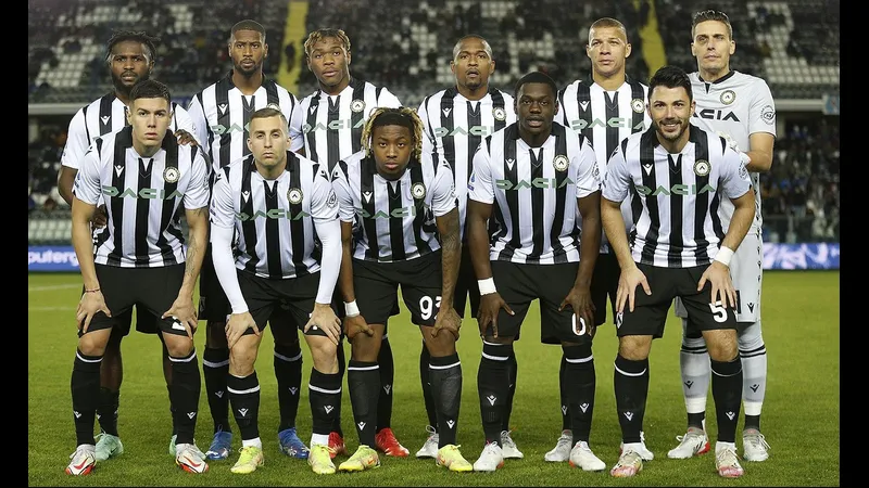 Cầu thủ của Udinese điều chỉnh vị trí trước trận đấu với Verona Cầu thủ của Udinese điều chỉnh vị trí trước trận đấu với Verona