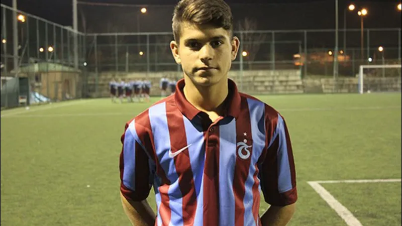 Cầu thủ U19 Thổ Nhĩ Kỳ vượt qua cầu thủ U19 Kosovo trên sân cỏ